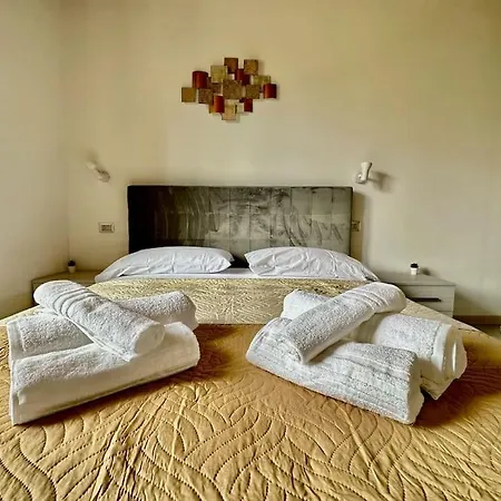 Апартаменты Near Train Station Luxury House 5 Beds Бергамо