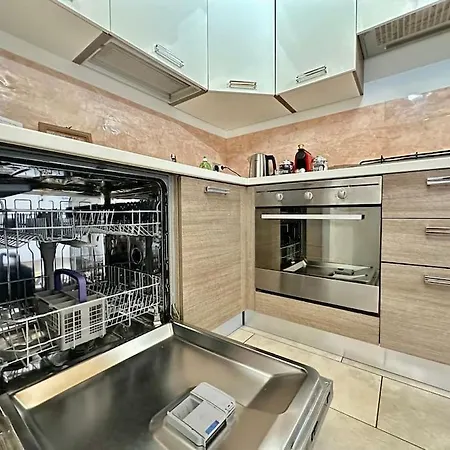 Апартаменты Near Train Station Luxury House 5 Beds *