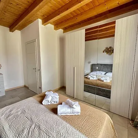 Апартаменты Near Train Station Luxury House 5 Beds