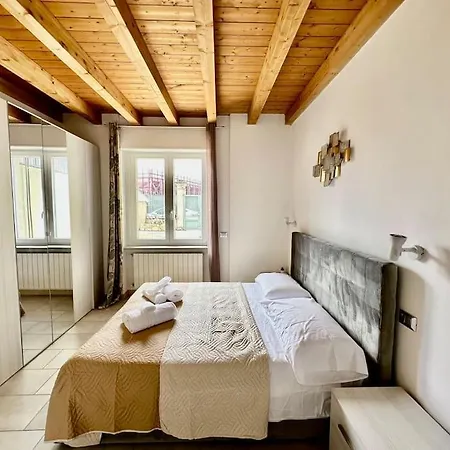 Near Train Station Luxury House 5 Beds Апартаменты *