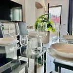 Near Train Station Luxury House 5 Beds
