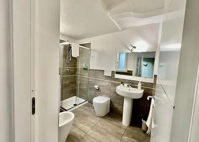 Near Train Station Luxury House 5 Beds * 贝尔加莫