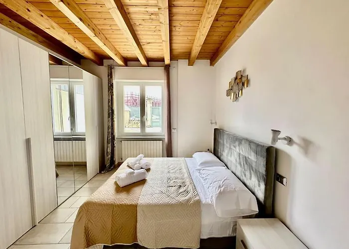 Near Train Station Luxury House 5 Beds Apartman *